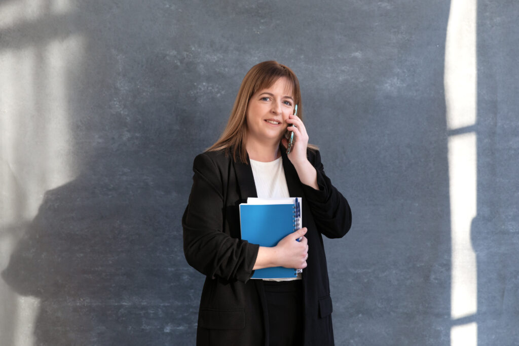 Dina Eenlo räägib kliendiga telefonis raamatupidamise teenusest
